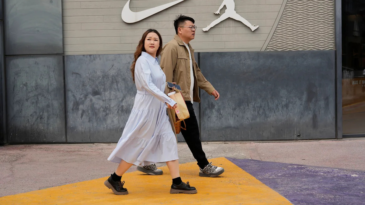 Nike уходит из Китая и сокращает производство из-за пошлин Nike планирует уменьшить долю производства в Ки...