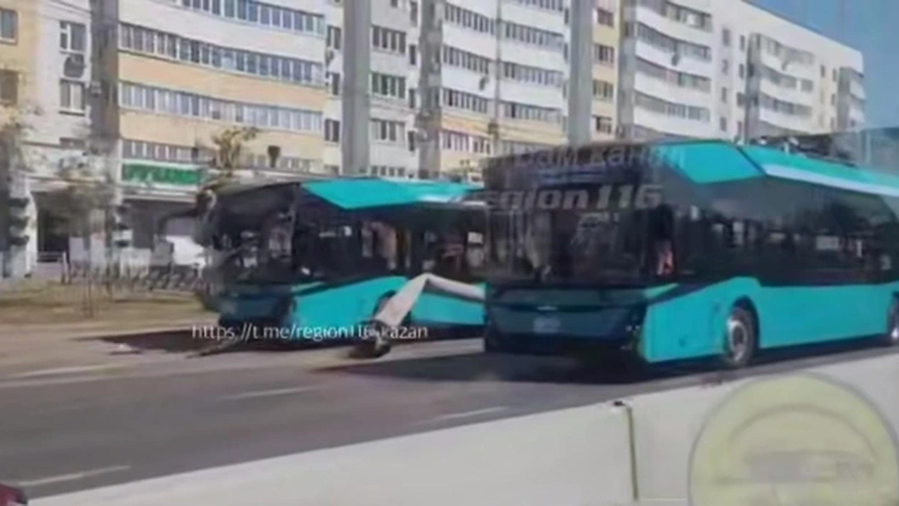 В Казани троллейбус влетел в опору после опасного манёвра легковушки В Казани на Чистопольской произошёл инцидент с ...