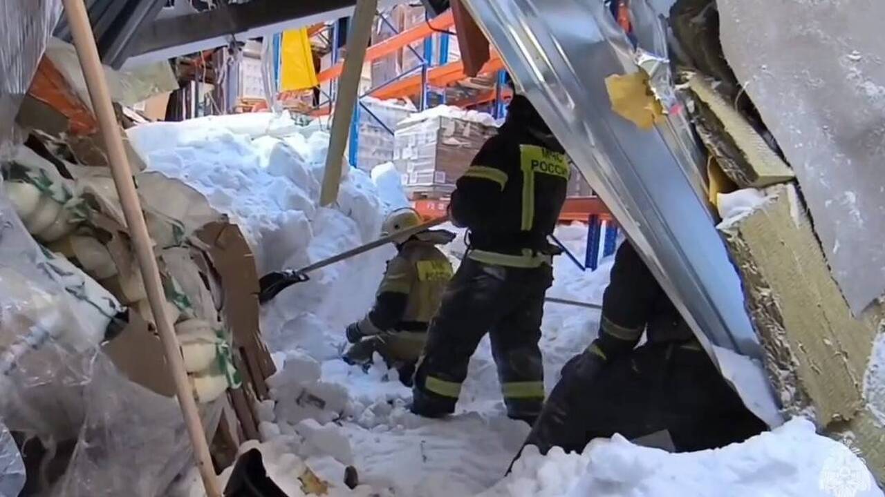 На складе в Зеленодольске кинологи с псами ищут возможных пострадавших В Зеленодольске на складе, где утром обрушилась...