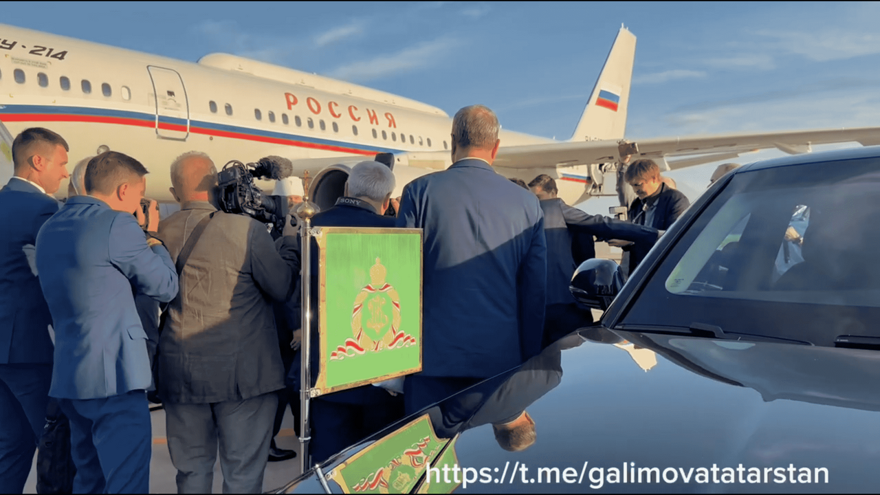 Aurus патриарха в Казани привлёк внимание геральдикой В Казани патриарх Кирилл прибыл на лимузине Aur...