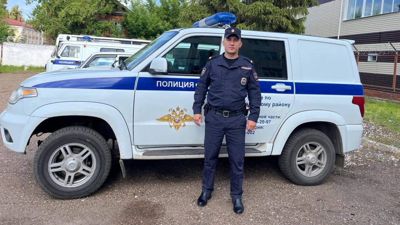Полицейский успел спасти тонущую девушку на Каме ночью В Татарстане старший сержант полиции спас девуш...
