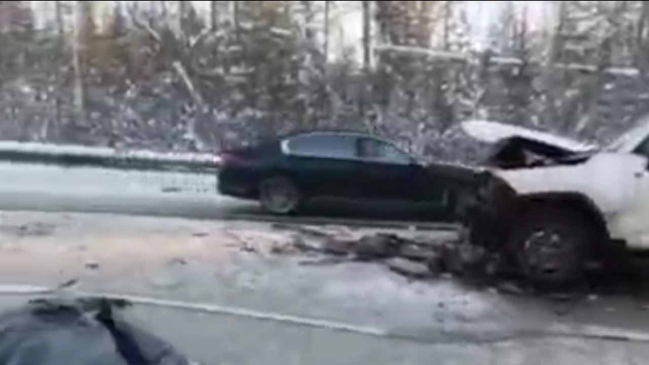 Смертельная авария под Казанью: легковушка влетела в отбойник и столкнулась с двумя внедорожниками Смертельное ДТП произошло на Матюшинском тракте...