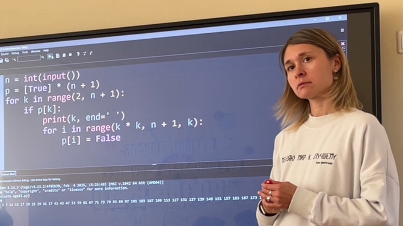 Ольга Ширяк преподаёт информатику в старших кла...