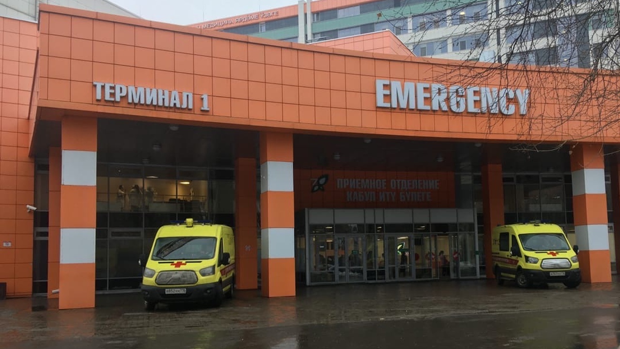 СК берет под контроль дело о нападении на врача в Казани В Казани местный житель избил врача скорой помо...