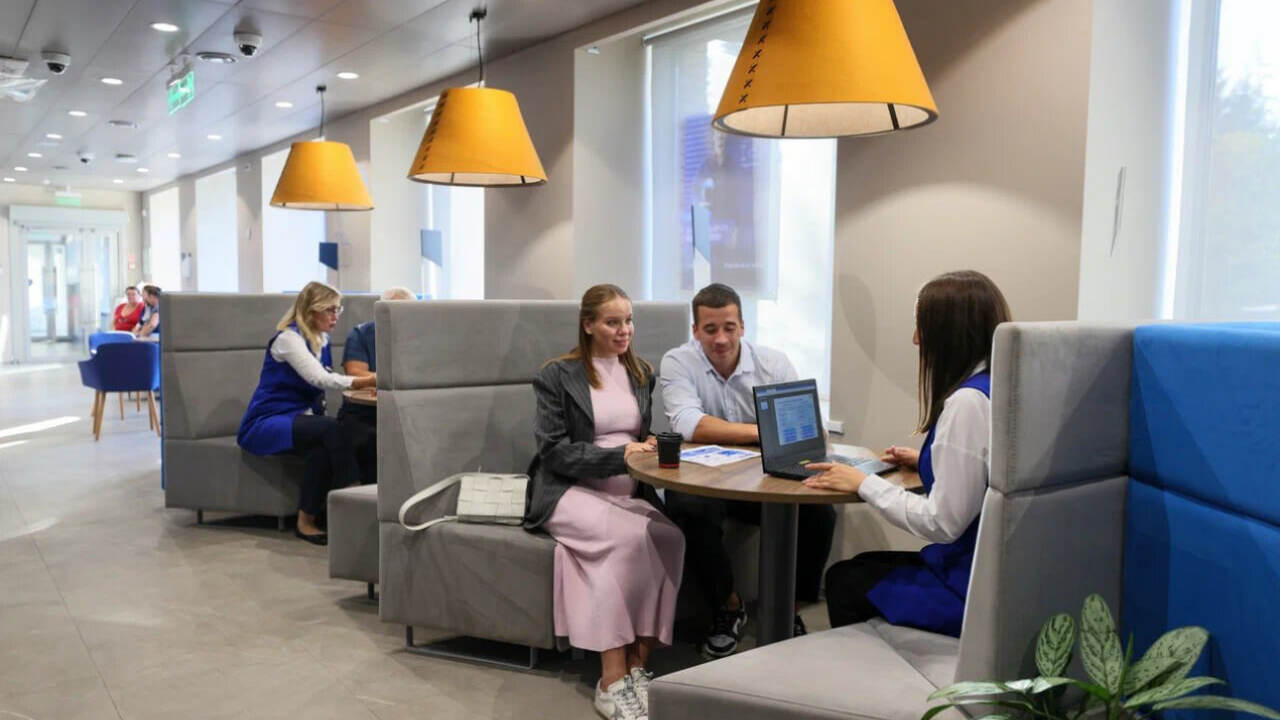 ВТБ выяснил, сколько свободных денег россияне хранят на карте По данным ВТБ, средний остаток свободных средст...