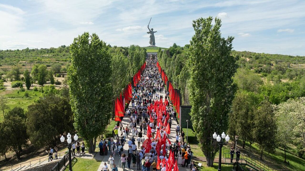 «Девушку с ребенком чуть не растоптали». В Волгограде граждане устроили давку Жители Волгограда остались недовольны организац...