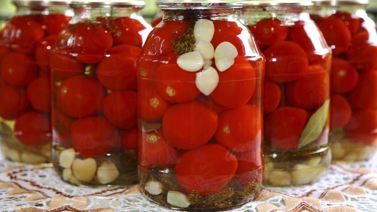 Маринованные помидоры на зиму: самый быстрый рецепт с уксусом и специями — вкусно и просто Заготовка томатов впрок — традиционный способ с...