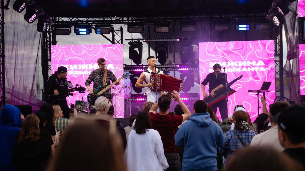 На VK Fest в Казани снова откроют татарскую сцену На VK Fest в Казани вновь появится сцена с лока...