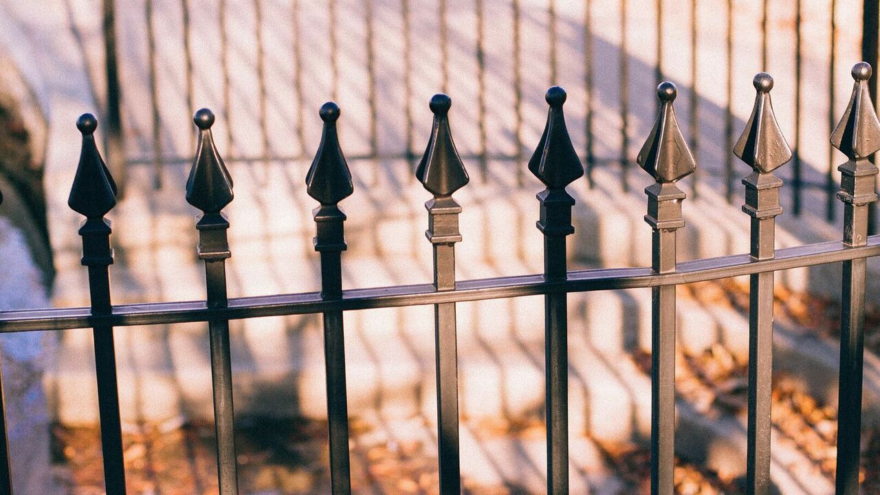 Висела на штыре забора: тело девушки, похищенной из бара, нашли на заборе В Кировском районе Перми найдено тело 18-летней...