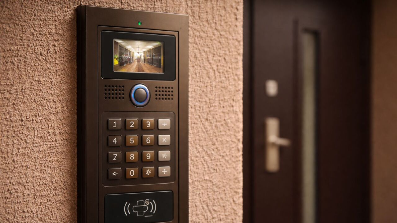 В Казани 300 домофонов настроят под режим атаки БПЛА В казанском микрорайоне Азино планируют заменит...