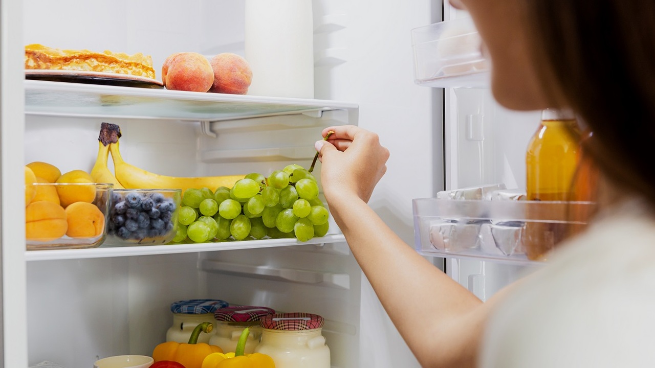 Продукты, которые не стоит хранить в холодильнике: список, причины, последствия Кажется, холодильник — универсальное решение дл...