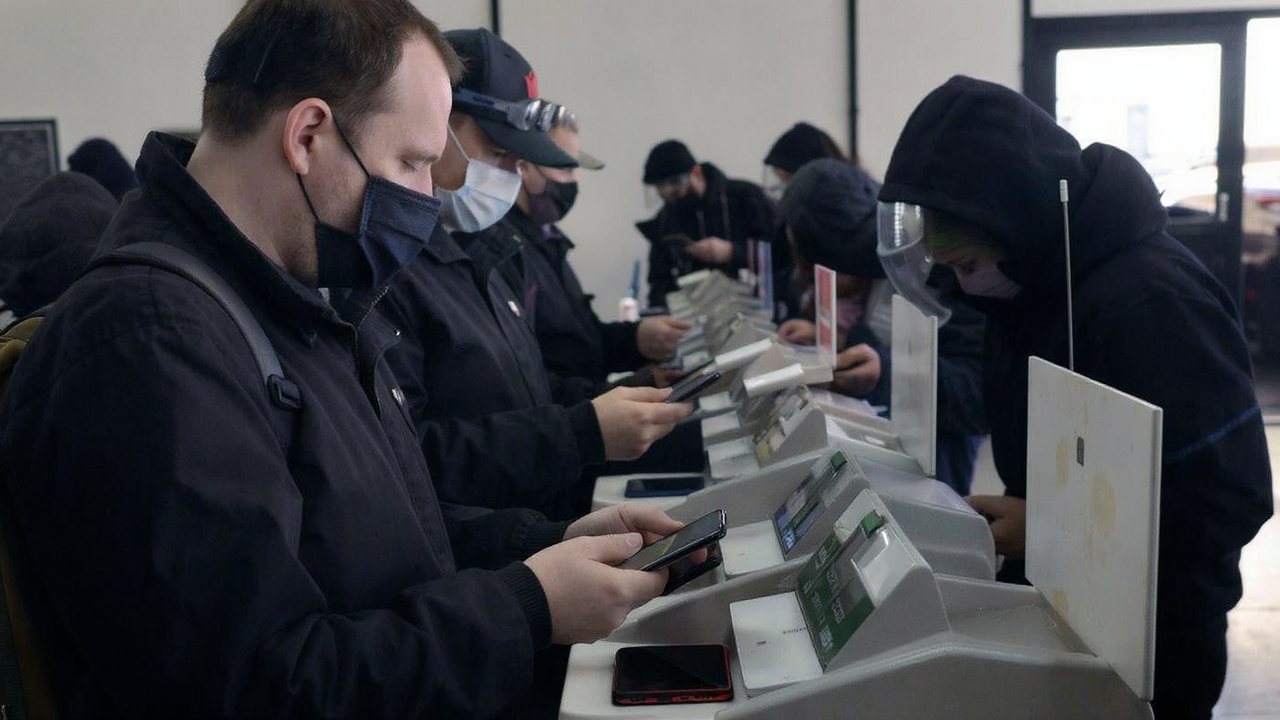 Россия усилила проверки телефонов при въезде С 30 июня в России вступили в силу новые законы...