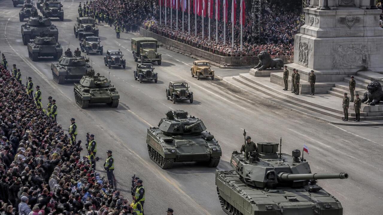 В Набережных Челнах состоялся парад Победы с уч...