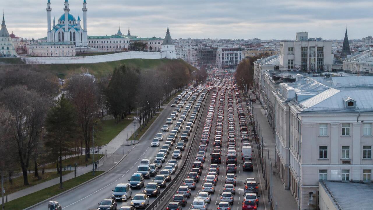 Утренние пробки в Казани достигли 10 баллов. Дв...