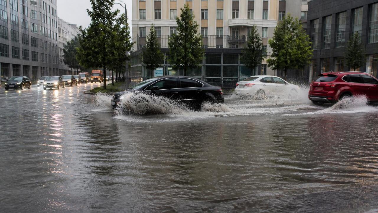 В Казани выпало 3,6 мм осадков, улицы затопило В Казани после сильного ливня выпало 3,6 мм оса...