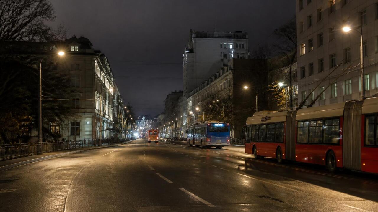 В Казани на время ночного забега изменят движение 16 автобусных и 7 троллейбусных маршрутов В Казани из-за ночного забега 11-12 июля изменя...