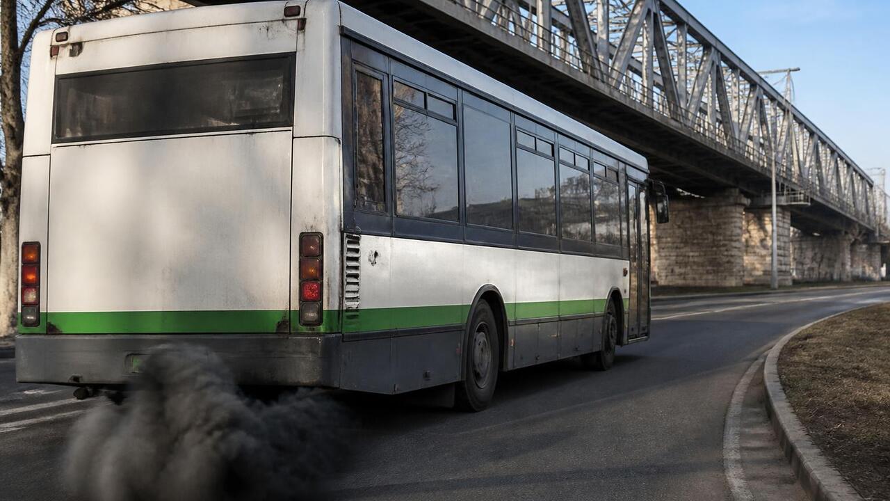 В Казани задымился пассажирский автобус у моста...