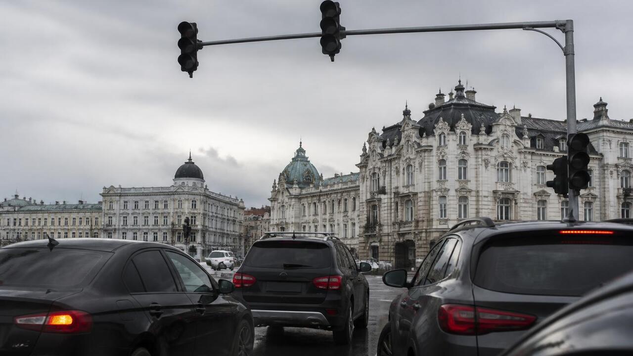 В Казани из-за аварии погасли светофоры на шести перекрестках В Казани на шести перекрестках из-за аварии пог...