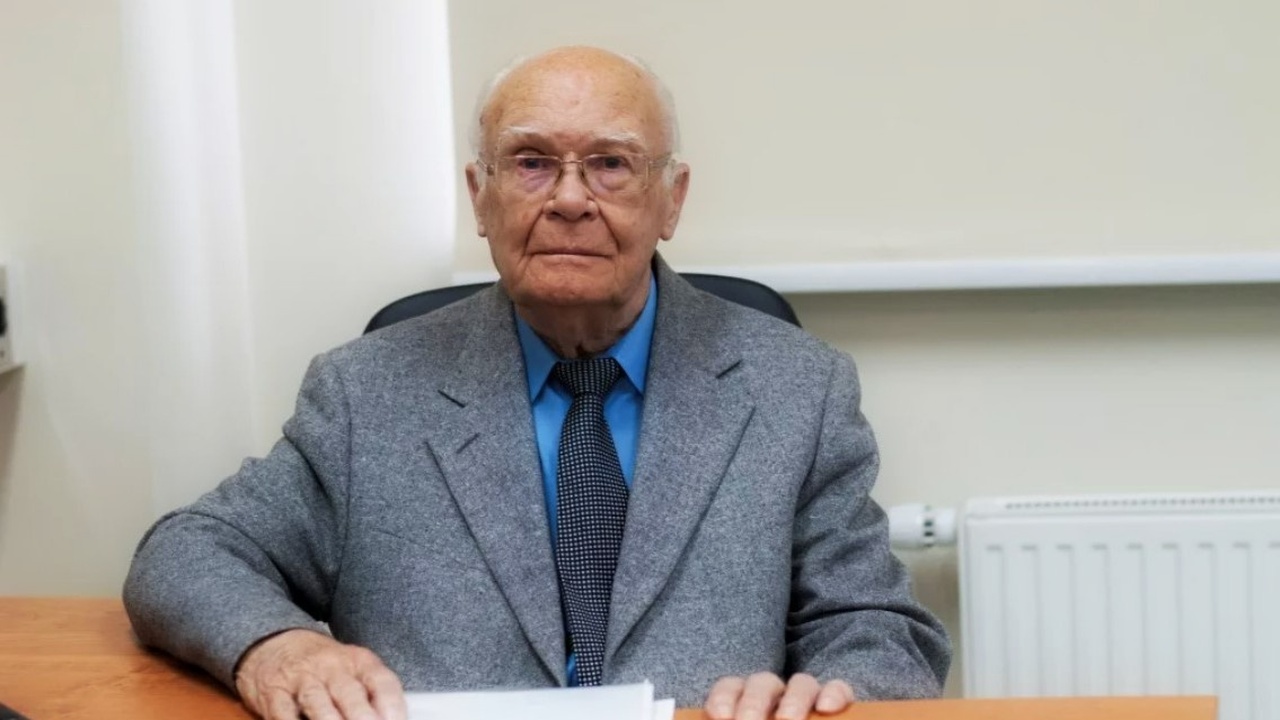 Творог для укрепления костей после 50, вы в своем уме? Диетолог советских олимпийцев не может поверить в некомпетентность современных специалистов Миф о твороге: почему он не спасает кости после...