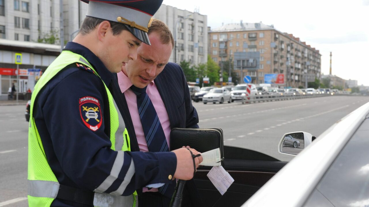 С 12 мая всем водителям могут выписать штраф 500 рублей: ГАИ начала поиск машин именно с такими фарами Согласно пункту 19.5 Правил дорожного движения,...
