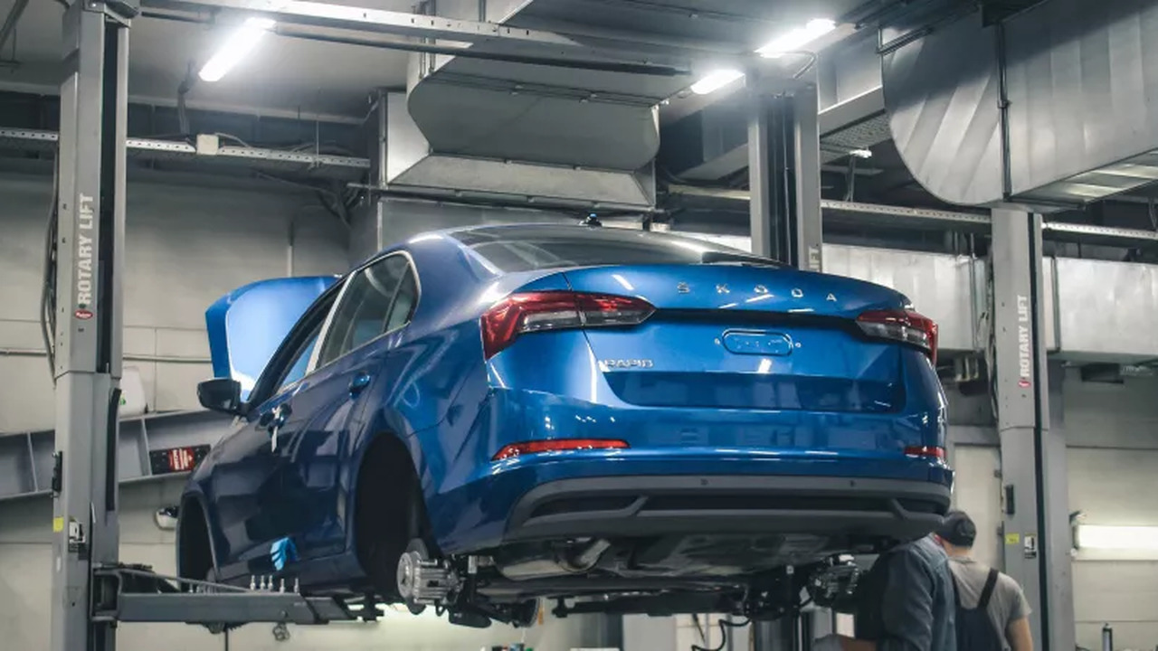 Lada Vesta против Skoda Rapid: где скрываются н...