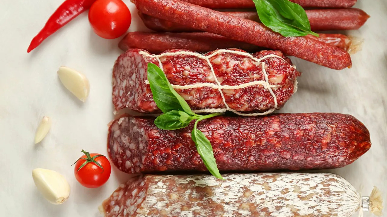 Бумажный фарш и ни грамма мяса: Росконтроль назвал марки колбасы, которые не стоит брать даже с 50% скидкой Сегодня на прилавках магазинов можно найти деся...