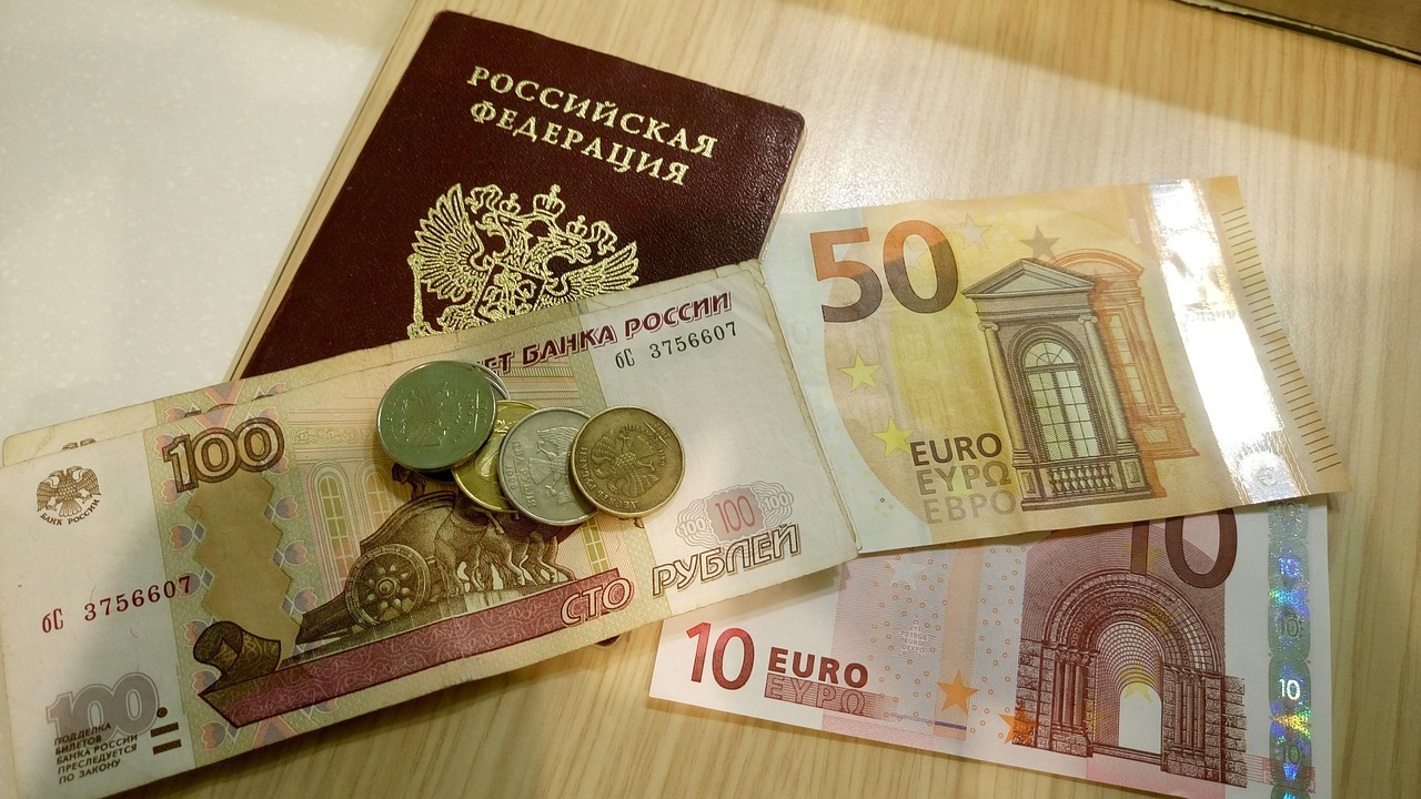 Россиянам пообещали рост зарплат Экономист Игорь Балынин спрогнозировал рост сре...