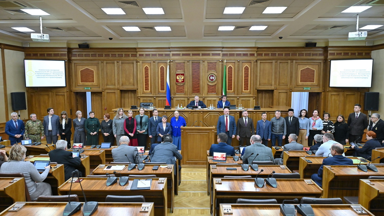 Госсовет Татарстана утвердил бюджет и расширил поддержку ключевых отраслей Депутаты Госсовета во втором чтении одобрили бю...