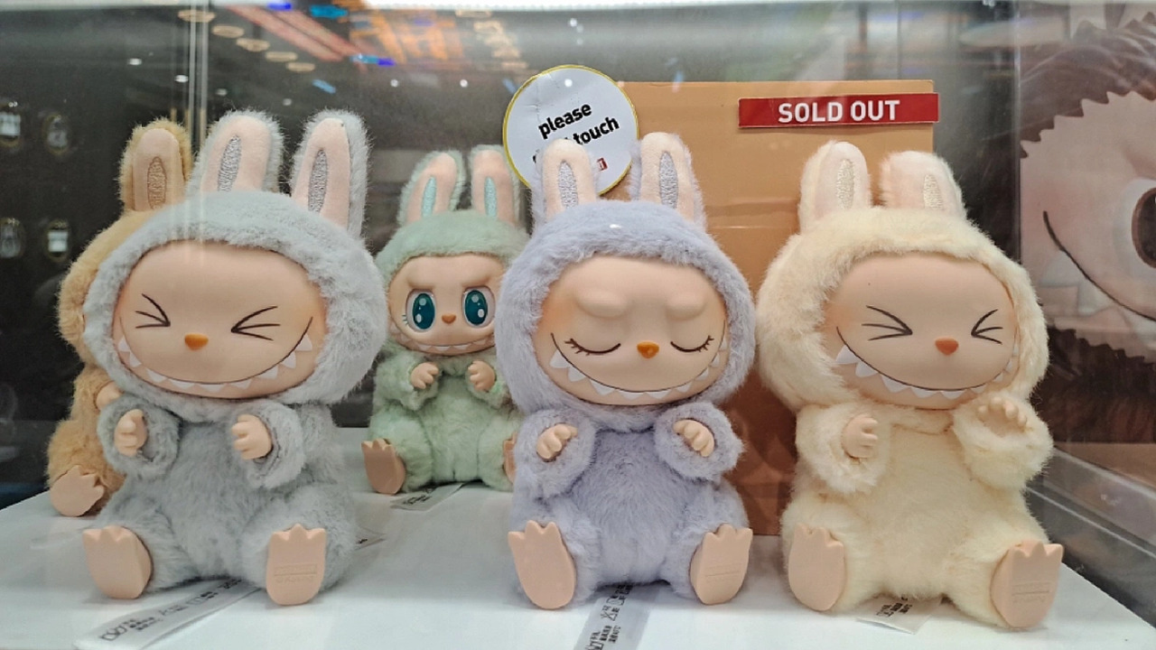 Labubu: как игрушка из Китая покорила мир Игрушки Labubu от бренда Pop Mart стали мировым...