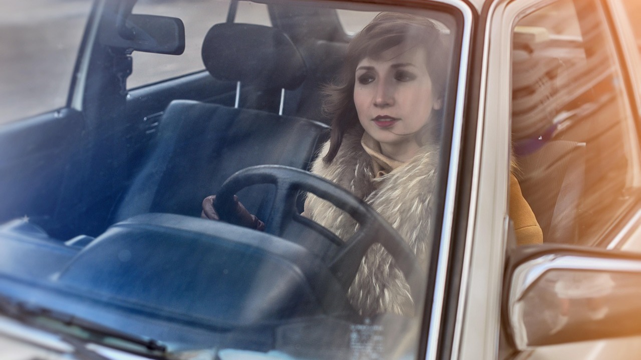 С августа за эти вещи в бардачке лишат прав С 1 августа сотрудники ГИБДД начнут новые прове...