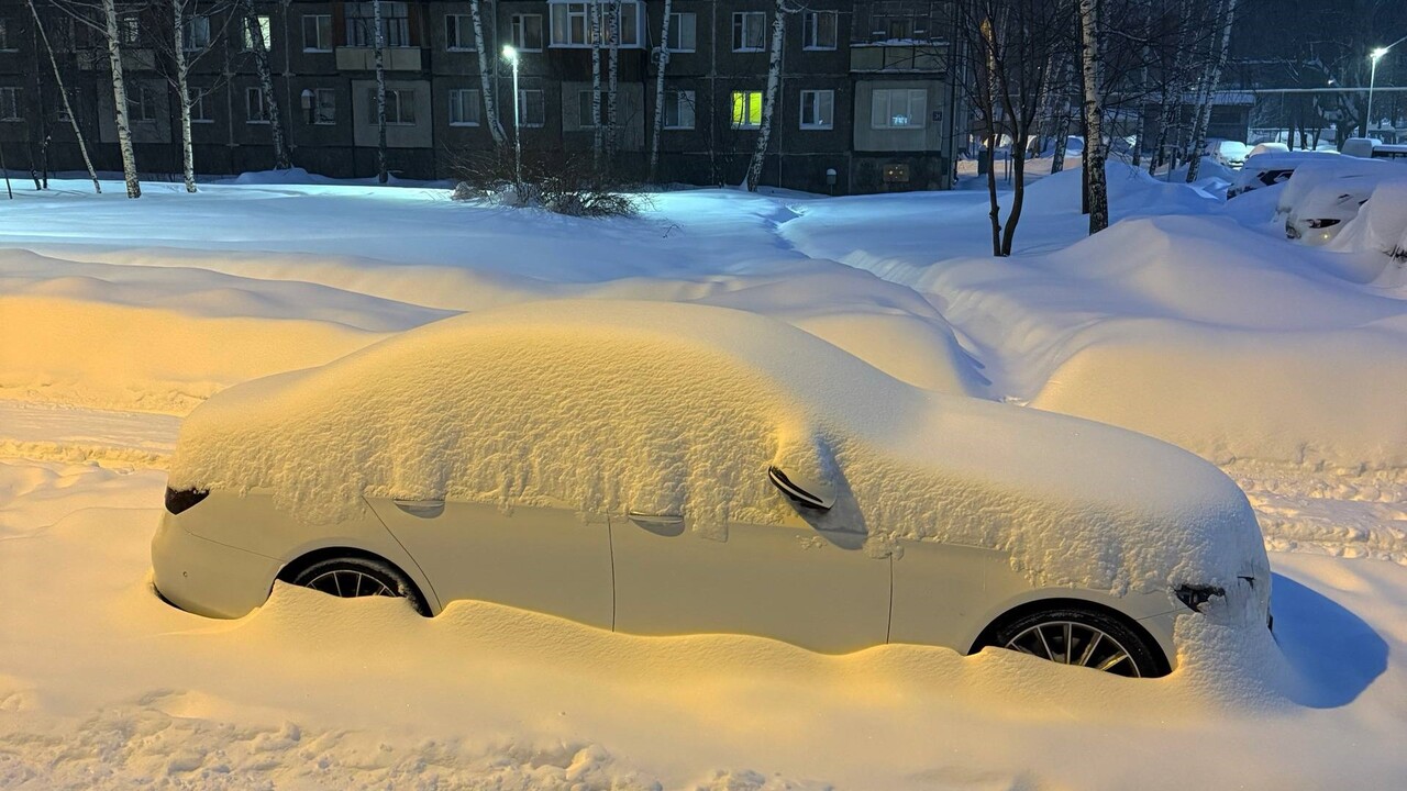 Свыше 600 человек ночью чистили улицы Казани после сильного снегопада Коммунальные службы обратились к водителям с пр...