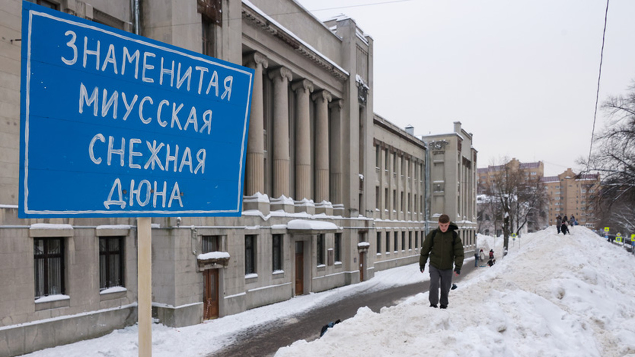 В центре Москвы рядом с метро «Белорусская» сно...