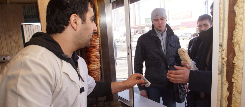 Новость от сервиса "Туту": шаурма признана наиболее популярным блюдом на улицах Казани среди 37% респондентов.