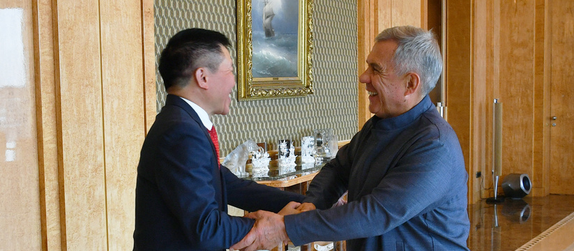 В Доме Правительства РТ состоялась встреча главы Татарстана Рустама Минниханова с Генеральным консулом Социалистической Республики Вьетнам в Екатеринбурге господином Динь Ван Донгом.