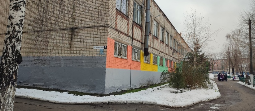 В Советском районе Казани, в жилом комплексе "Весна-2", активно ведется строительство новой школы, готовность которой на данный момент составляет 74,6%.