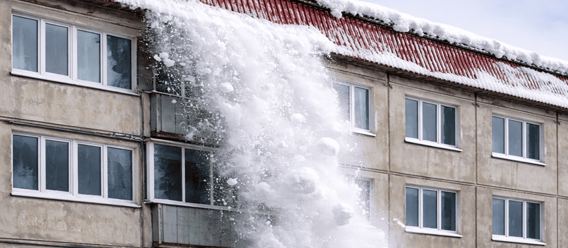В Казани женщина пострадала из-за схода снега с балкона В Московском районе Казани с козырька балкона н...