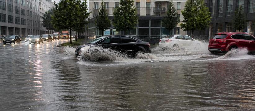 В Казани выпало 3,6 мм осадков, улицы затопило В Казани после сильного ливня выпало 3,6 мм оса...