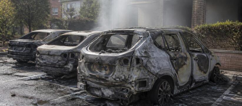 Три автомобиля повреждены пожаром на парковке в Казани Пожар на парковке жилого дома в Казани повредил...