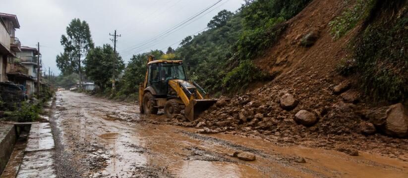 Оползень сошел на дорогу в Казани после ливня Из-за сильного ливня в Казани на улице Вишневск...