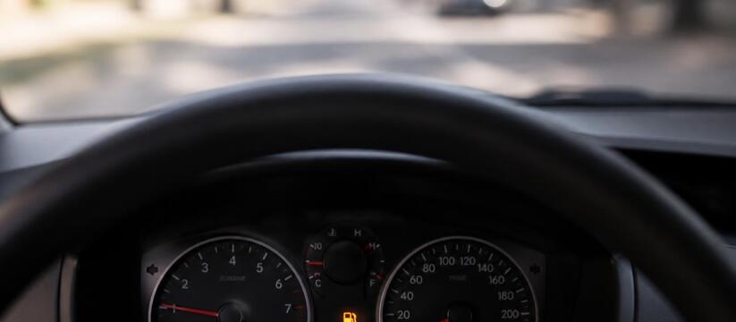 Эксперт назвал запас хода автомобиля при загоревшейся лампочке топлива Автоэксперт Валерий Чмелев рассказал, сколько к...