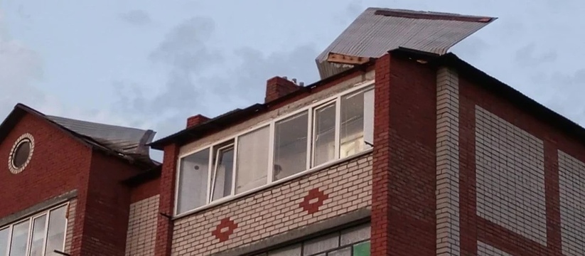 В Нурлатском районе в Татарстане ветер сорвал кровлю с нескольких многоквартирных домов 