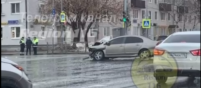 Сегодня в городе Казань произошло трагическое происшествие с участием автобуса и легкового автомобиля.