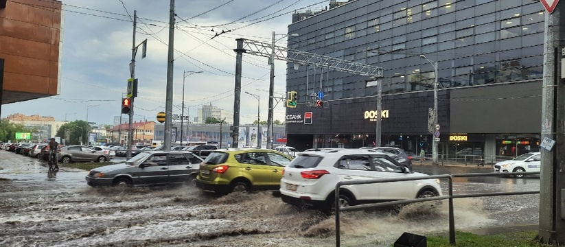 Мощный ночной ливень привел к затоплению десятков улиц в Казани, вынудившей жителей столицы Татарстана столкнуться с несчастьем.