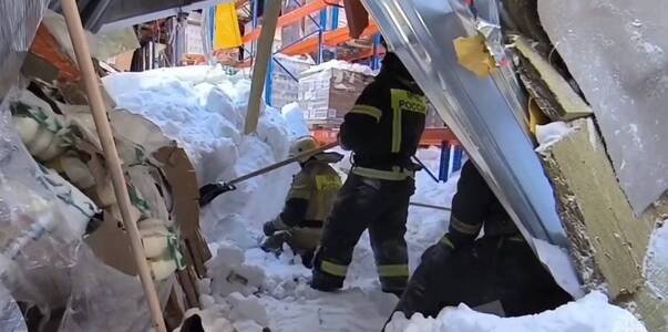 На складе в Зеленодольске кинологи с псами ищут...