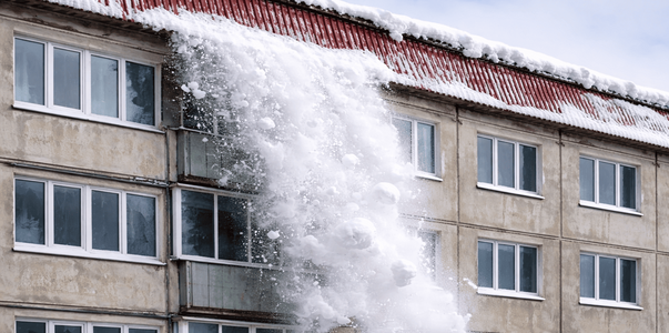 В Казани женщина пострадала из-за схода снега с...