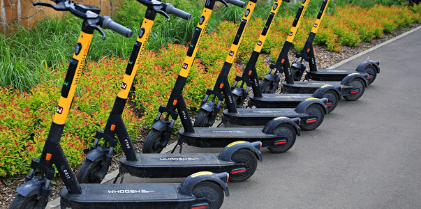 Минцифры обсуждает с сервисами аренды самокатов...