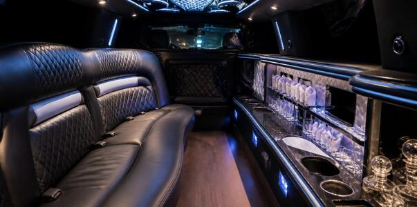 В Москве начались торги за лимузин Infiniti FX:...