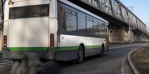 Автобус в дыму: очевидцы зафиксировали на видео...