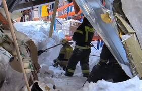 На складе в Зеленодольске кинологи с псами ищут...