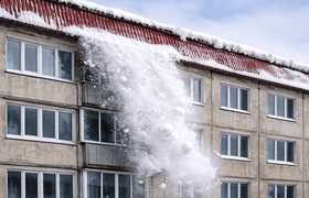 В Казани женщина пострадала из-за схода снега с...